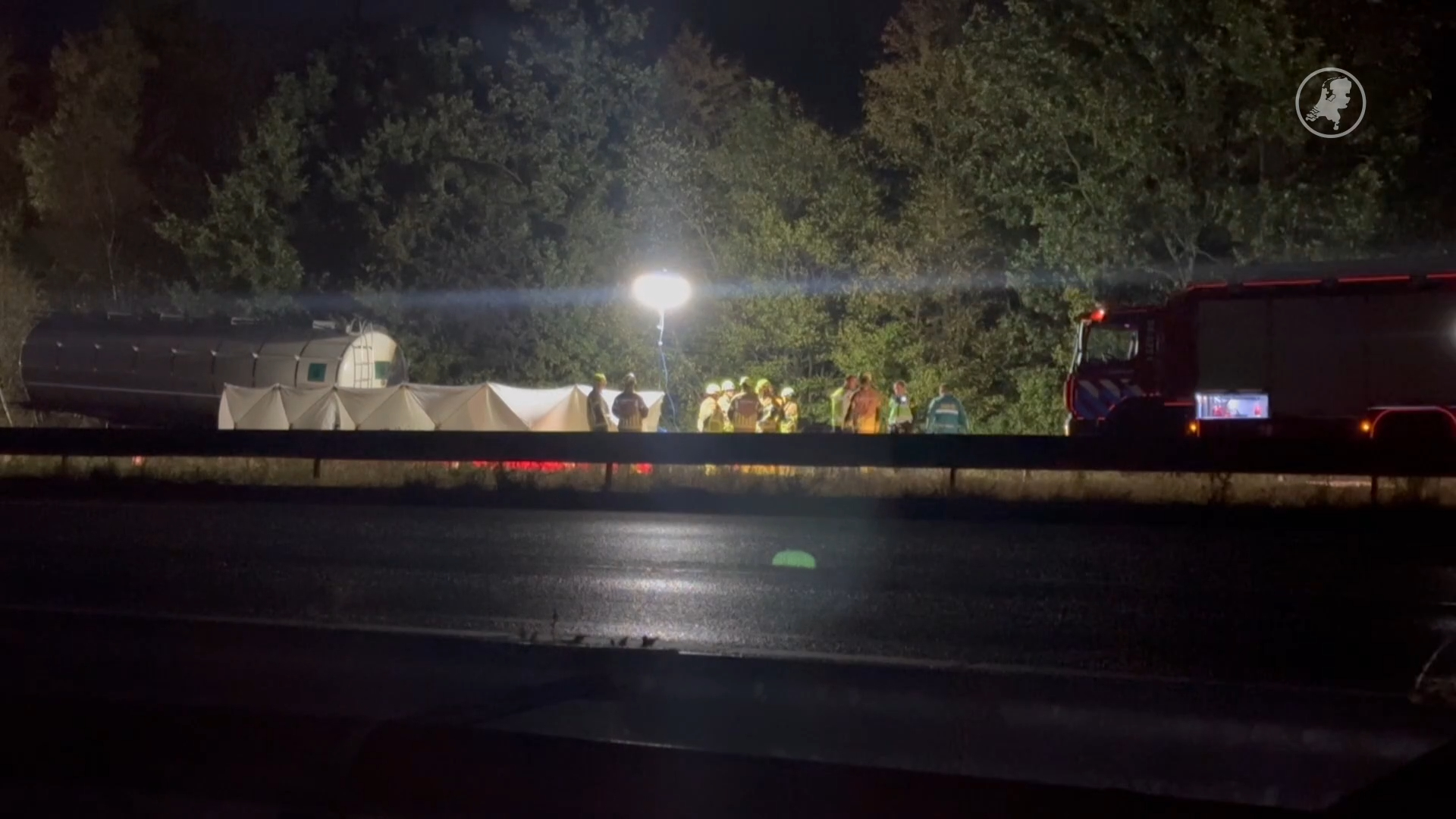 Ernstig ongeval met auto en vrachtwagen op A76, weg deels dicht