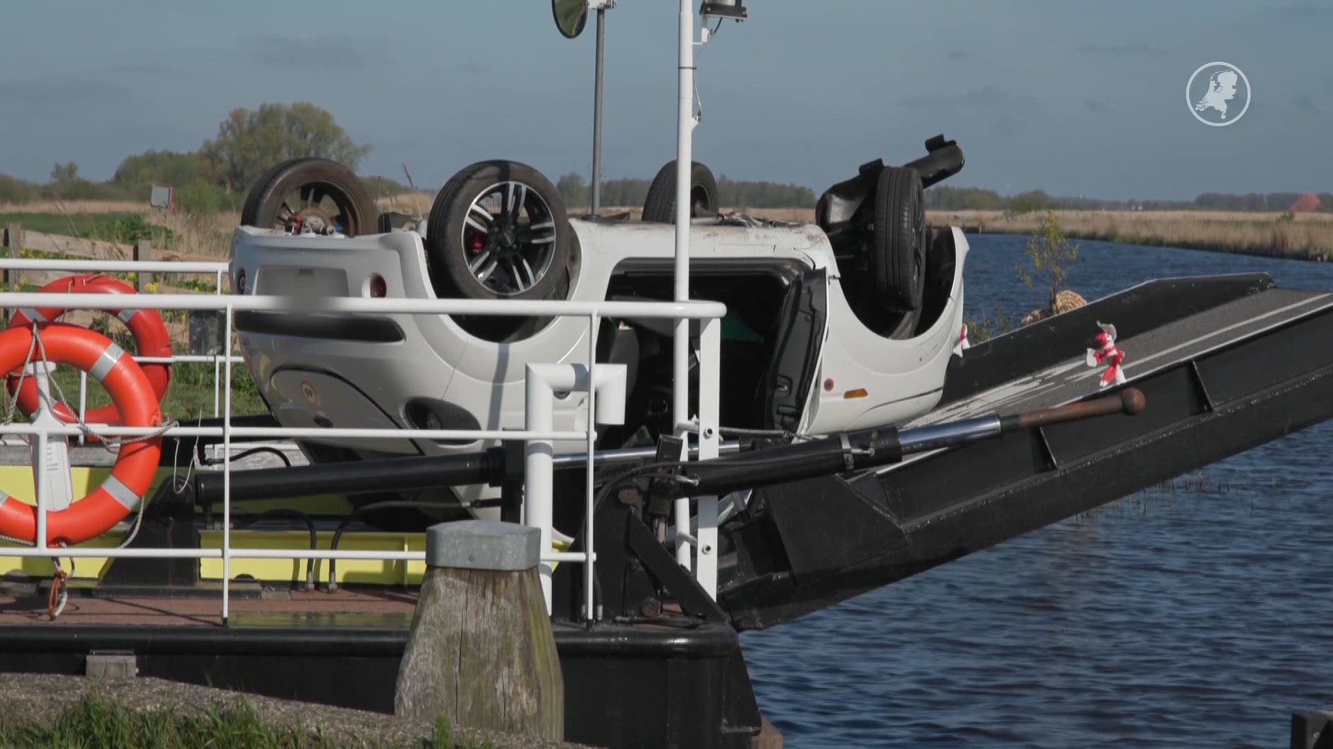 Vrouw (58) overlijdt na val brommobiel van pont bij Langweer