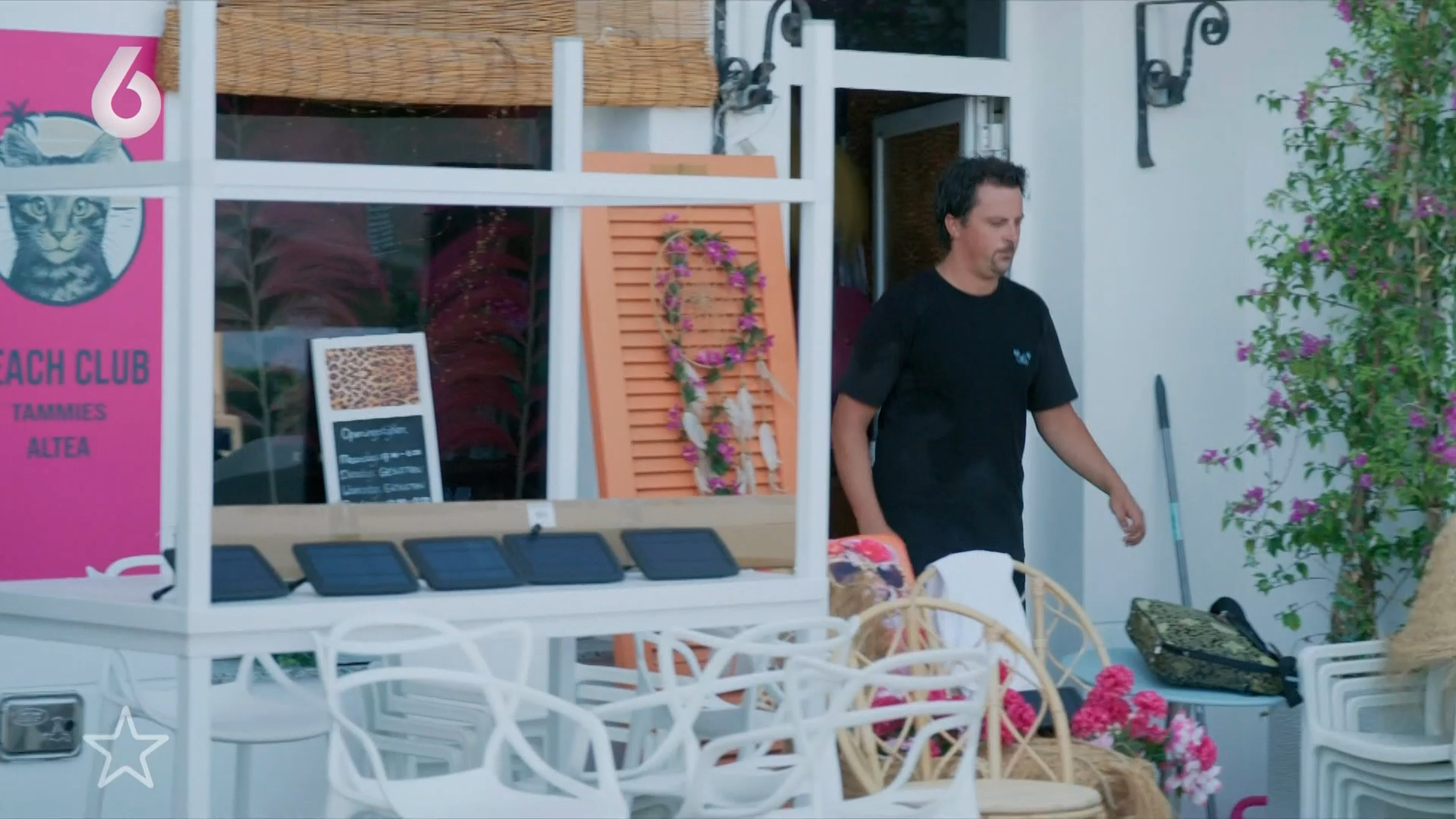 Mike en Veerle bekvechten met Monique Hansler, ruzie escaleert tussen moeder en zoon