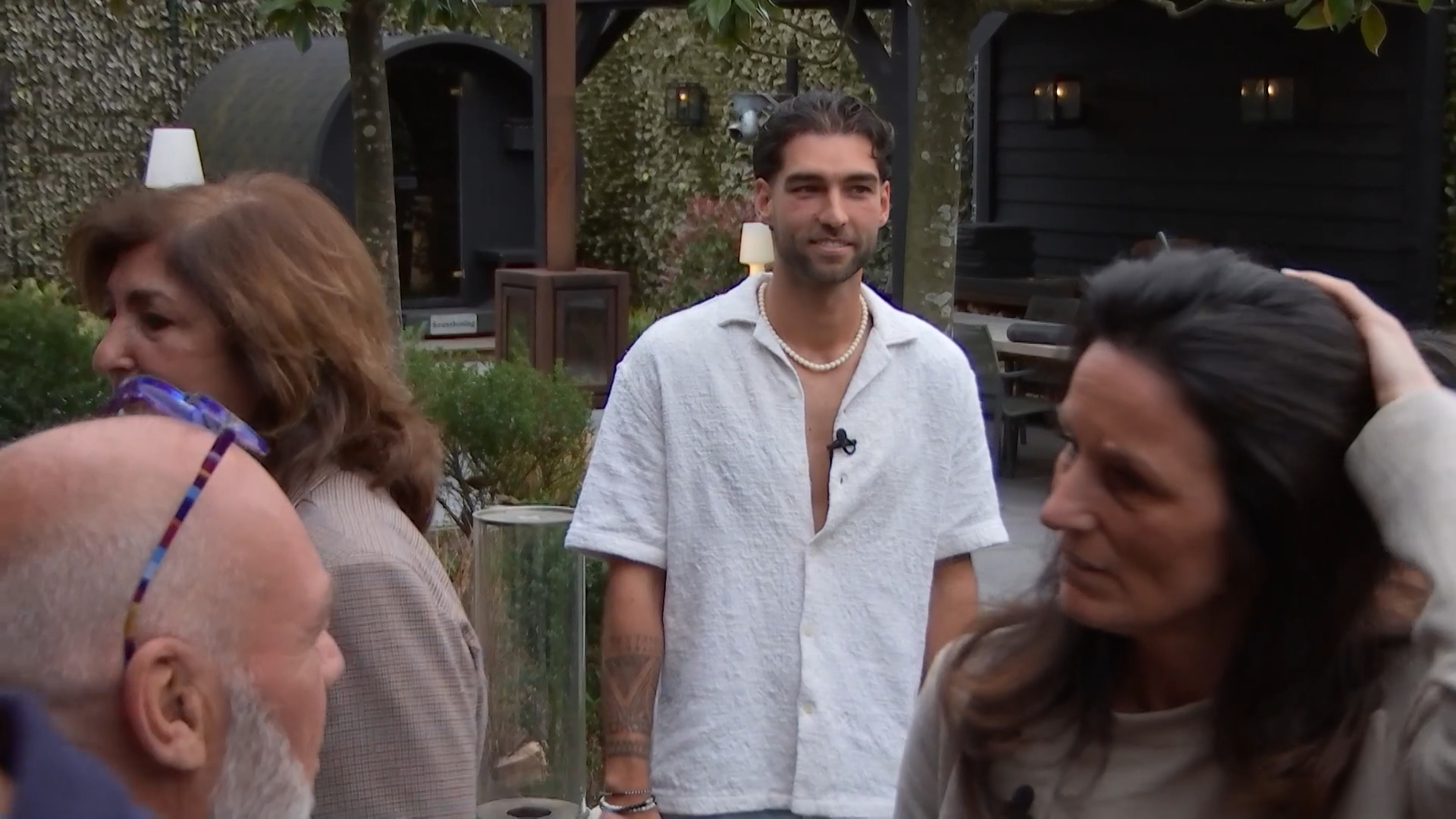 Noah en Salar worden aangesproken door Ricky zijn familie