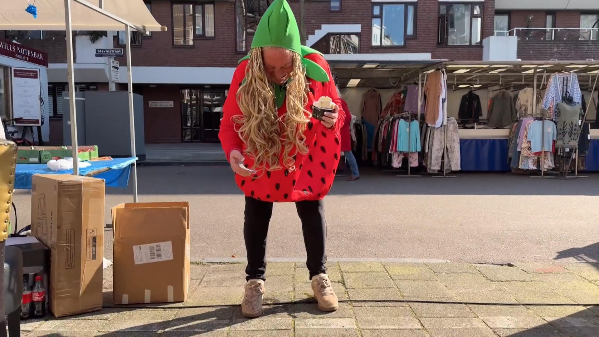 Christa plast in haar broek: 'Lekker nat'
