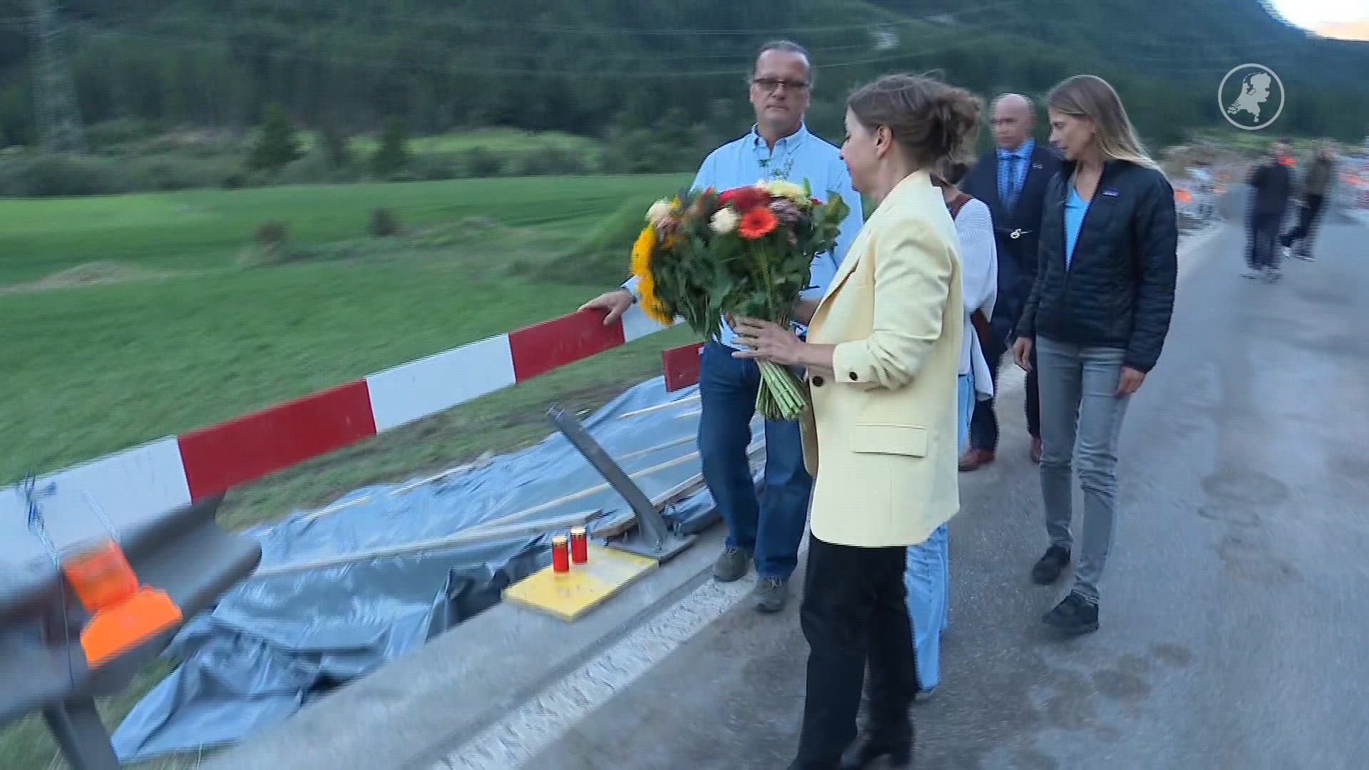 Ambassadeur legt bloemen op plek busongeluk Zwitserland