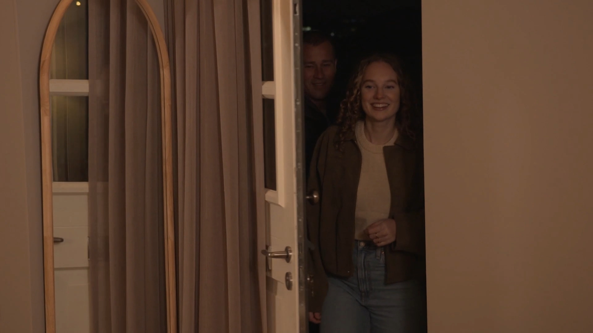 Harm en Mylène komen hun 'nieuwe' huis binnen