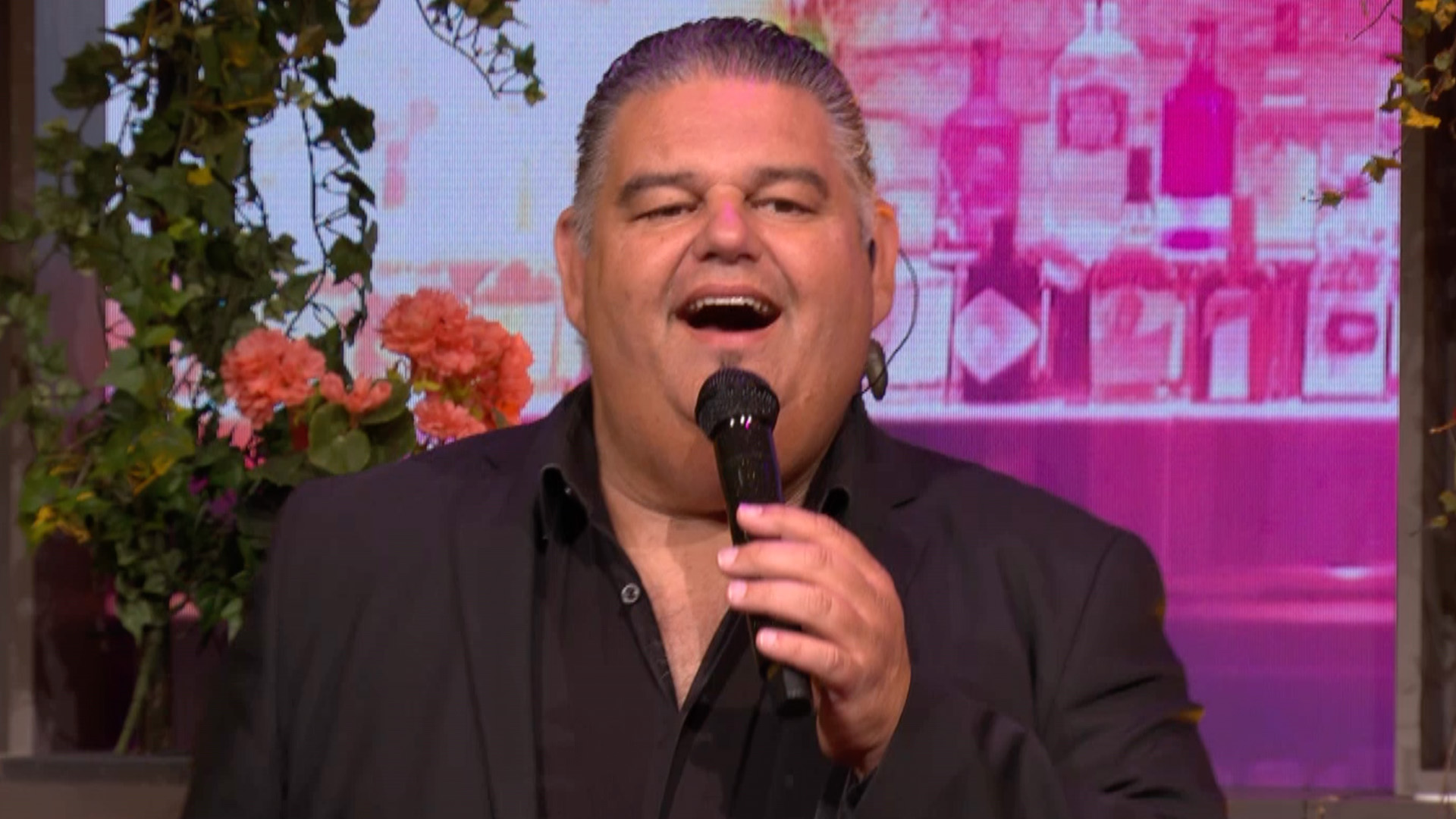 Django Wagner verzorgt met 'Mooie blauwe ogen' de sfeer tijdens commercial break van De Oranjezondag