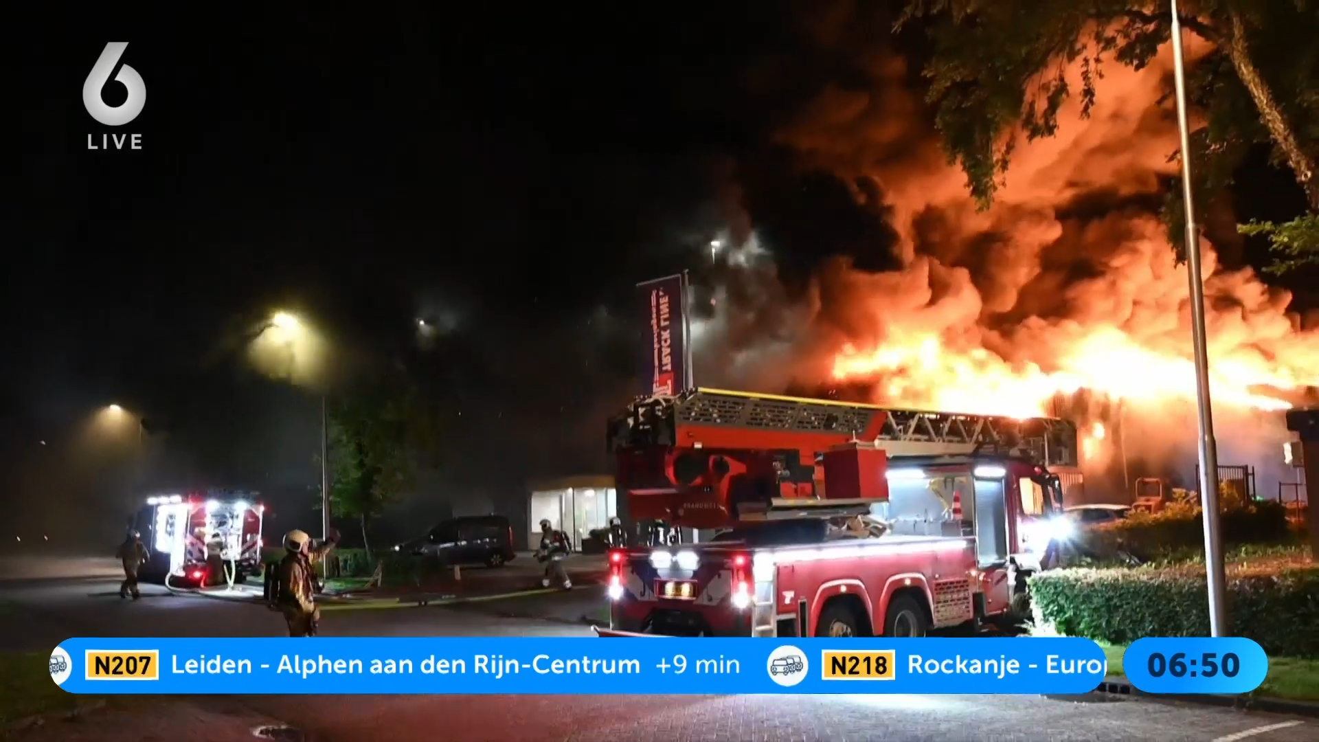 Brand verwoest bedrijf in Leerdam, omliggende panden gered