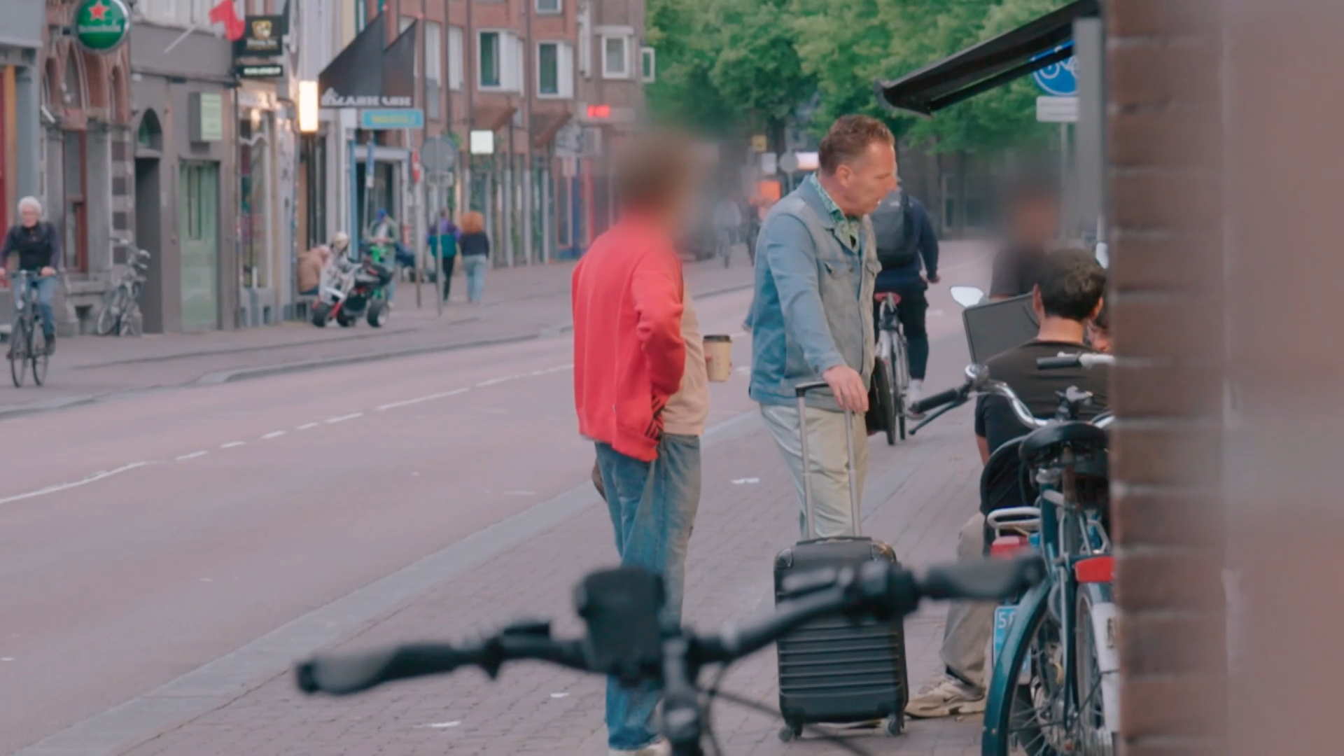 Rob treft medewerker aan: 'Zo stoned als een garnaal'