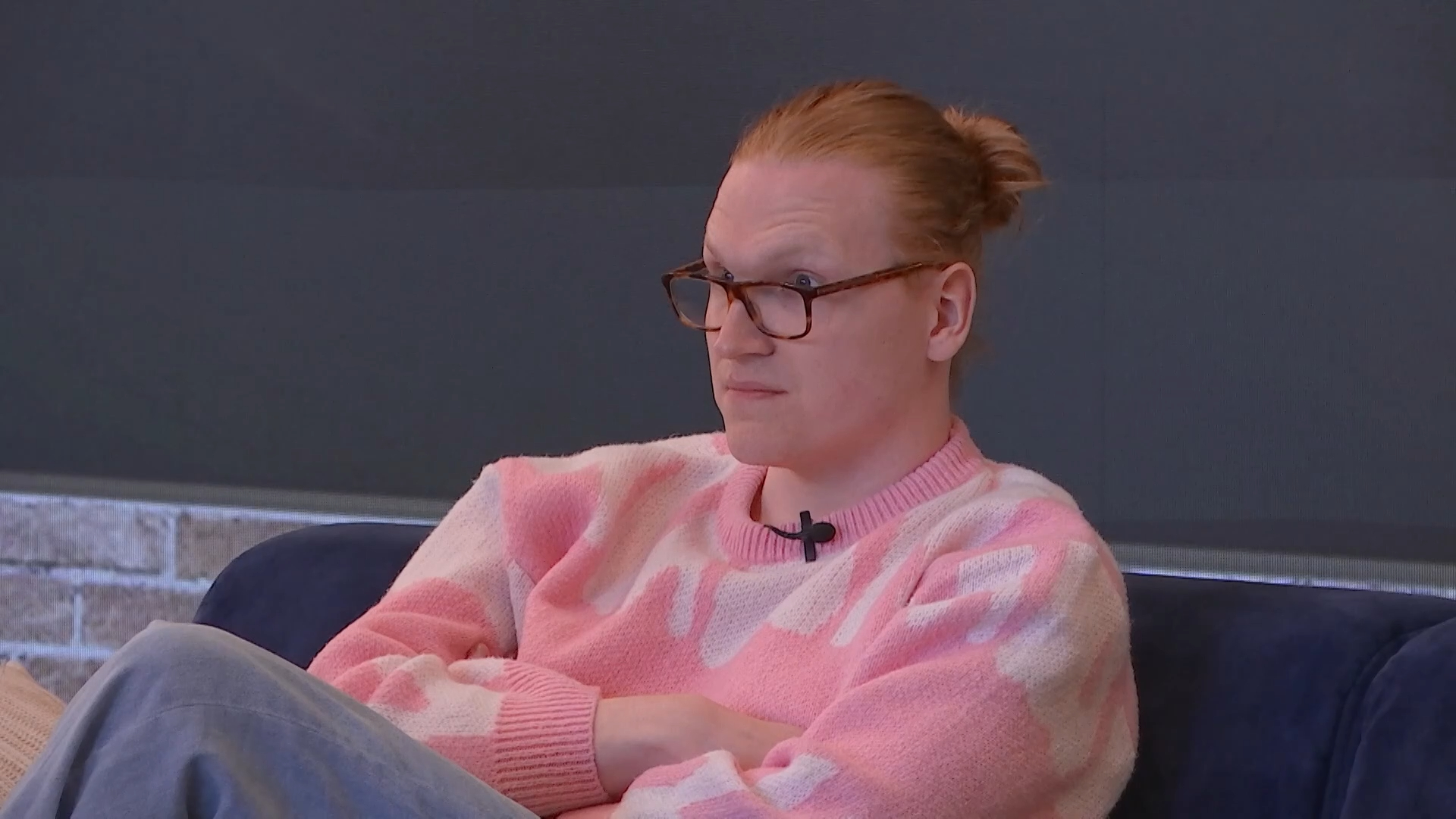 Melvin houdt zijn poot stijf tijdens dispuut in de loods