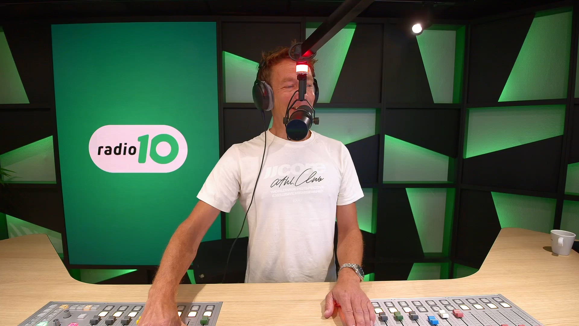 Jan-Willem, Jeroen en de ochtendploeg zijn begonnen met Radio 10 Staat Op!