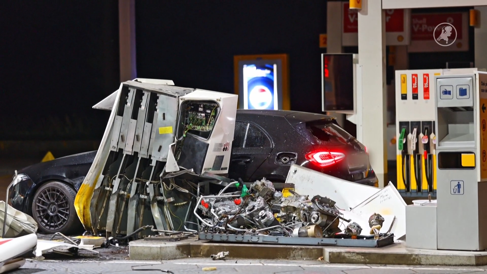 Automobilist rijdt pompzuil uit de grond bij tankstation langs A58 bij Etten-Leur