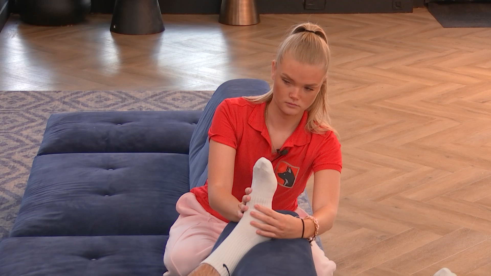 De Bondgenoten: Mercedes heeft een voetenfobie: 'dat ik echt aan iemand z'n  voet zit'