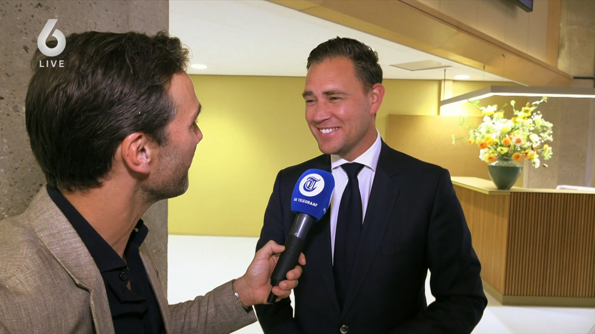 Heel Nederland aan de Oranjekoorts, behalve minister Eelco Heinen