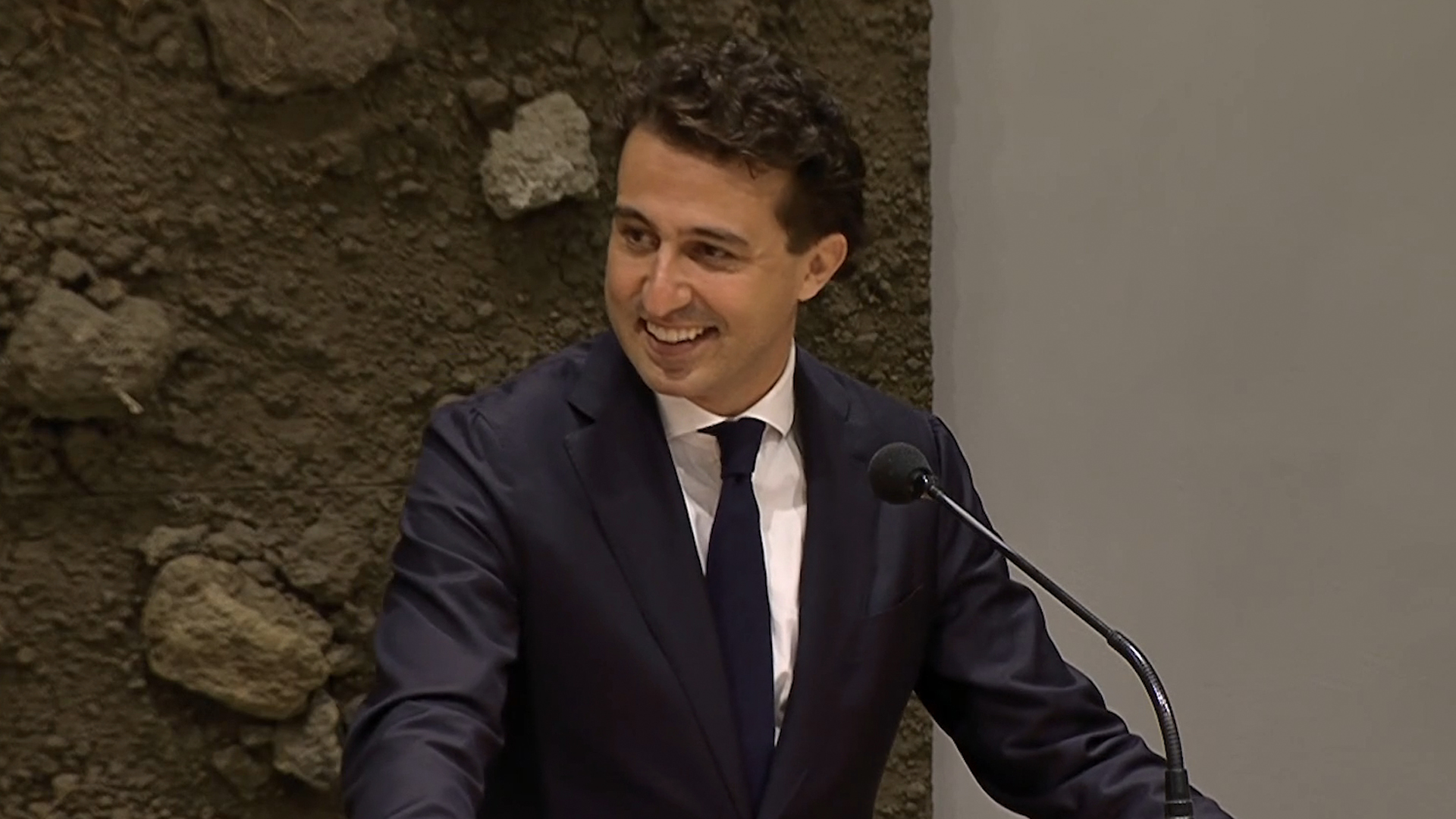Jesse Klaver krijgt lachers op de hand bij start Algemene Beschouwingen: ‘Tot zover mijn bijdrage!’