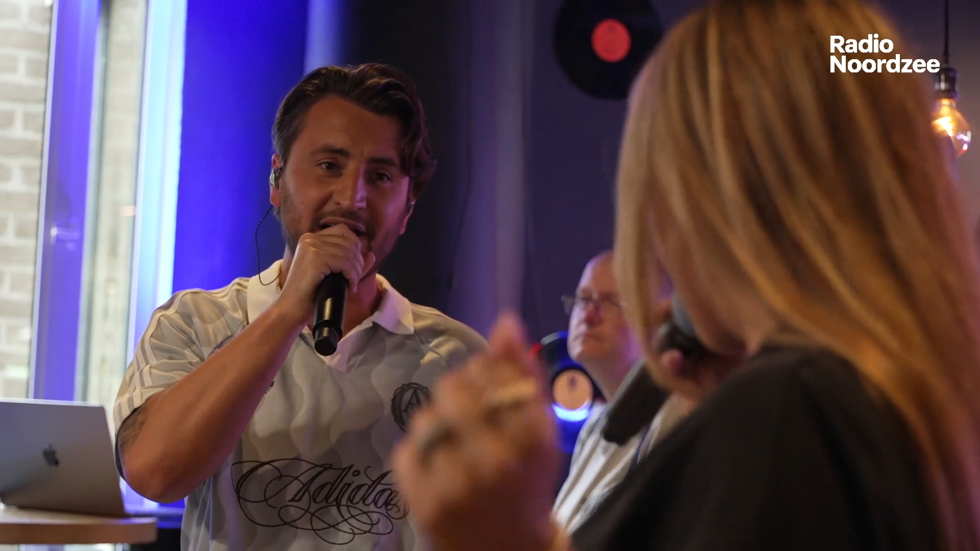 Danny Froger &amp; Mikki van Wijk met liveoptreden van 'Knipperlicht'