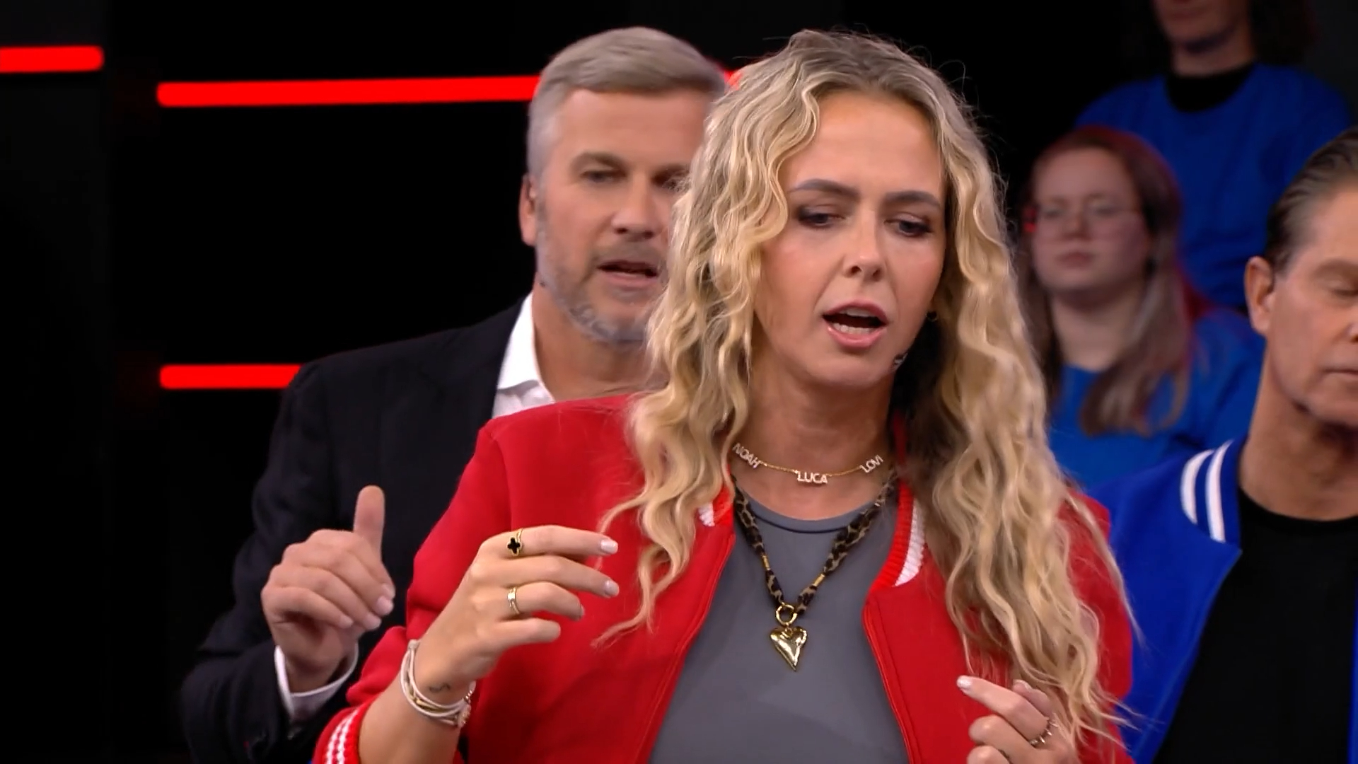 Stuurt Monique de knikker met twee geblinddoekte gasten naar de finish?