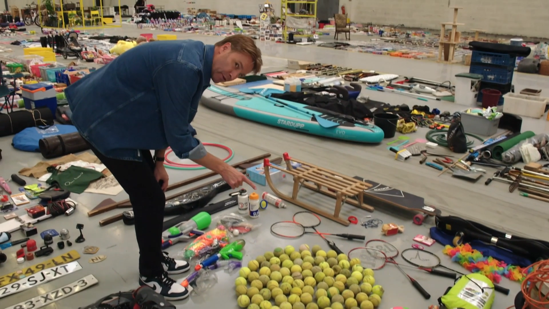 Honderden knuffels en tennisballen worden uitgestald
