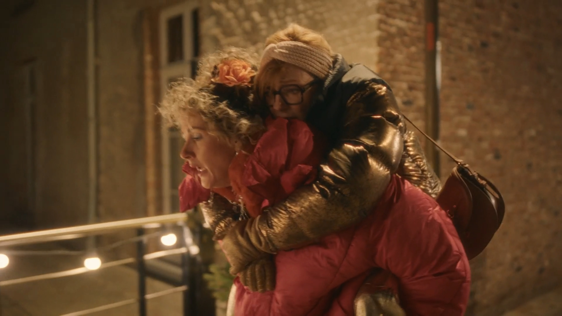 Annie en Alice delen een emotioneel moment samen
