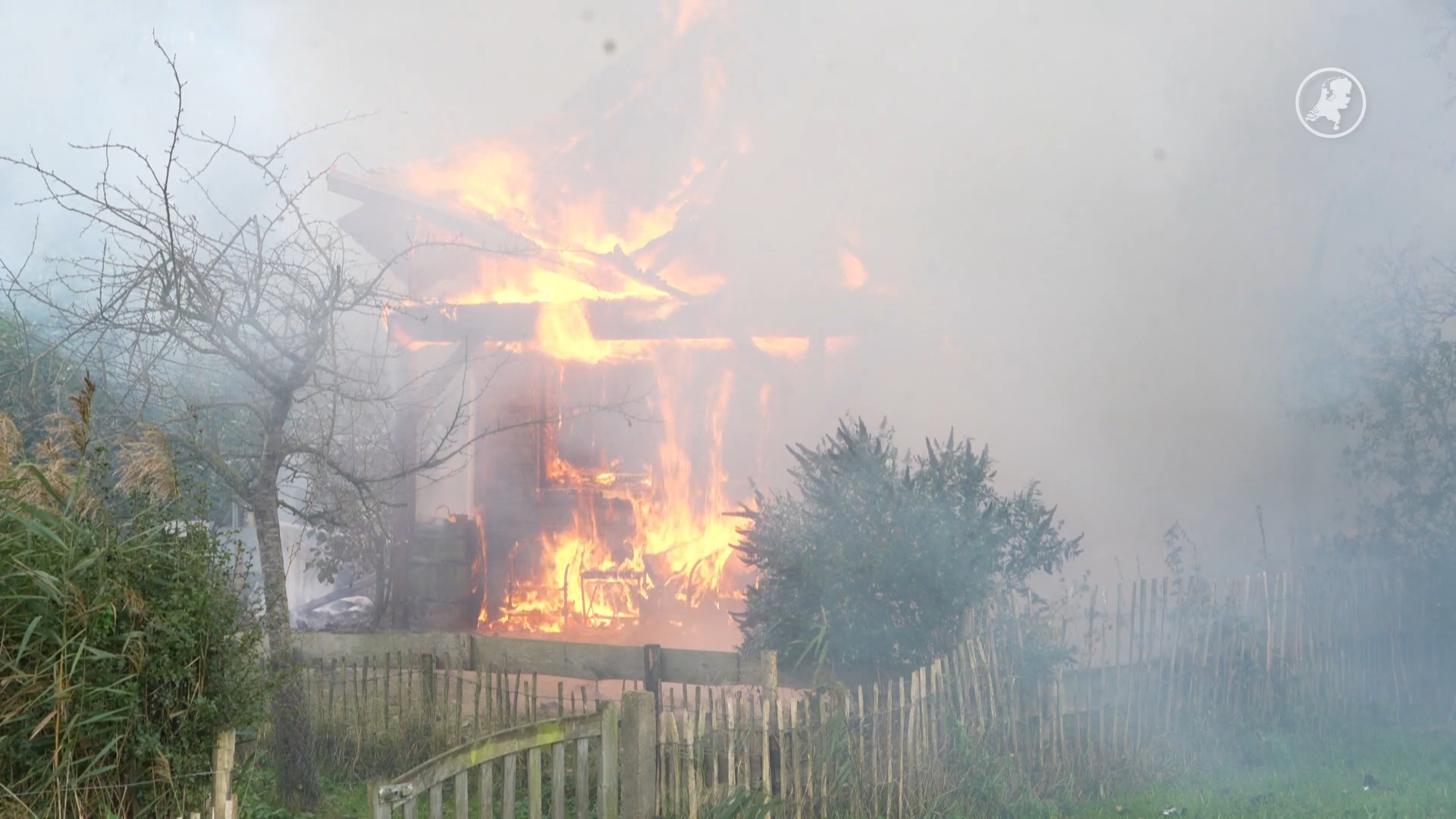 Woning grotendeels in de as na felle brand in Kamperveen