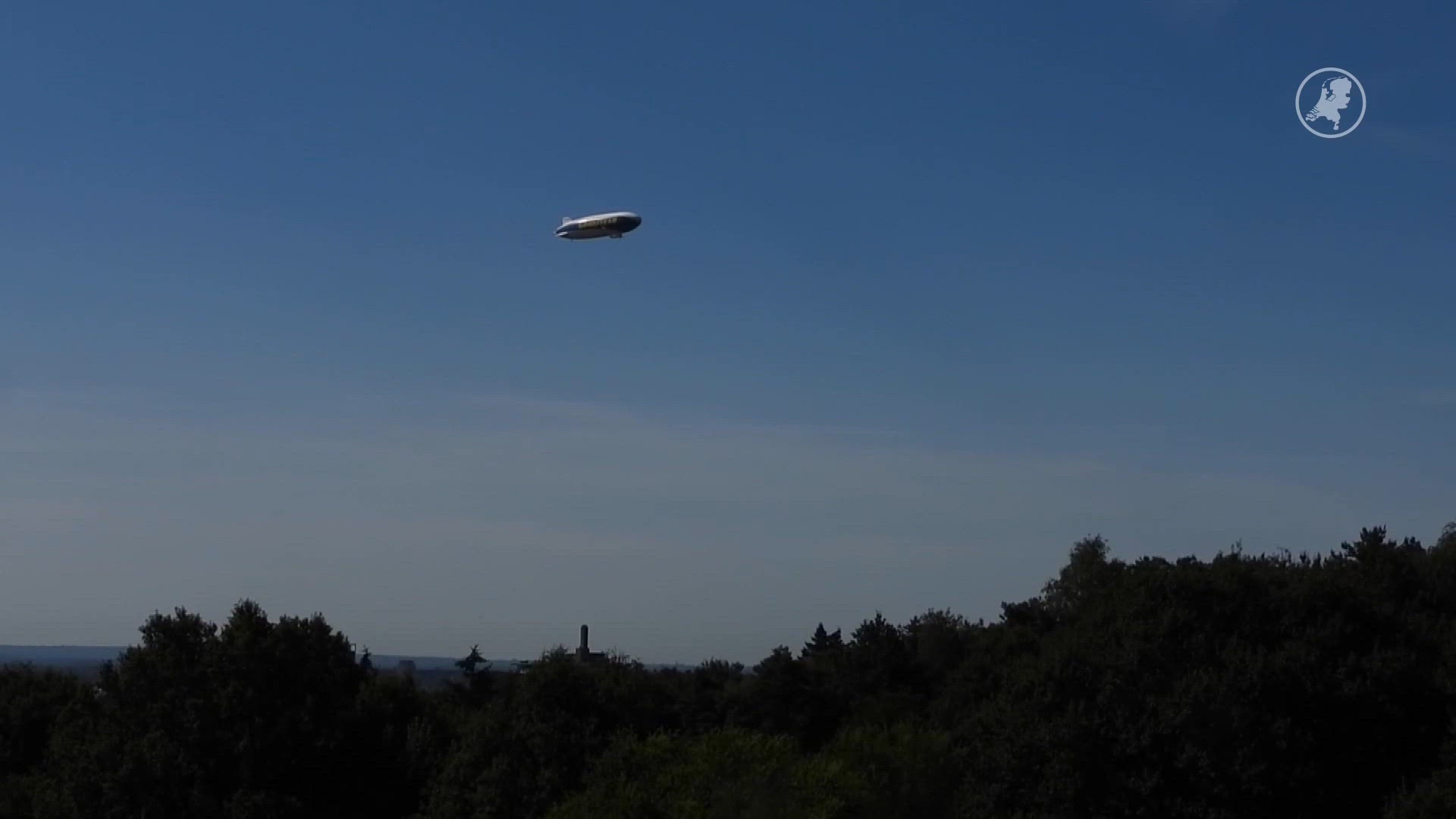 Zeppelin van 75 meter lang vliegt over Nederland
