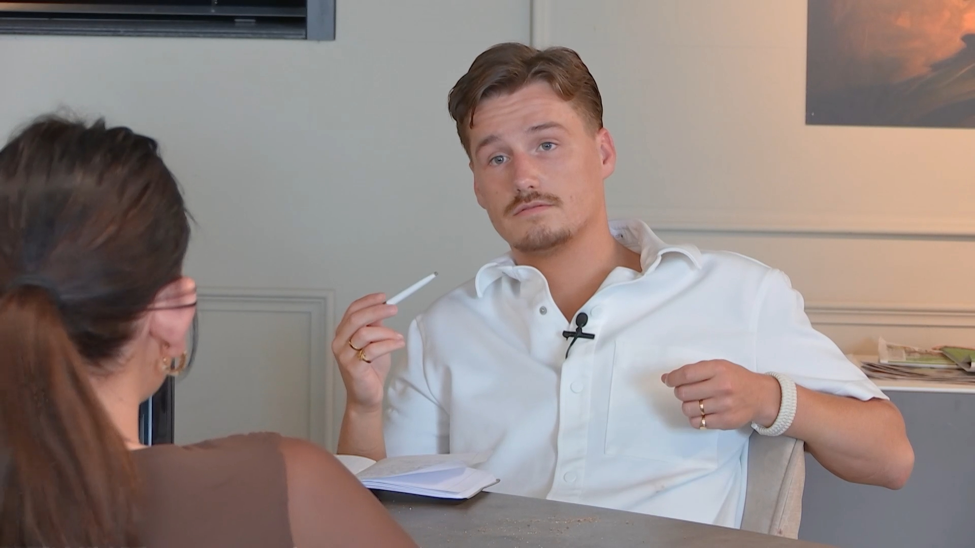 Milan probeert het uit te praten met Valentijne